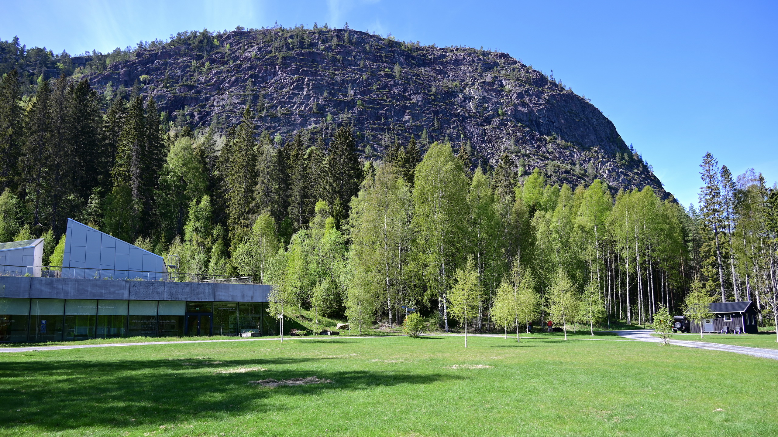 Skuleberget med Naturum i förgrunden.